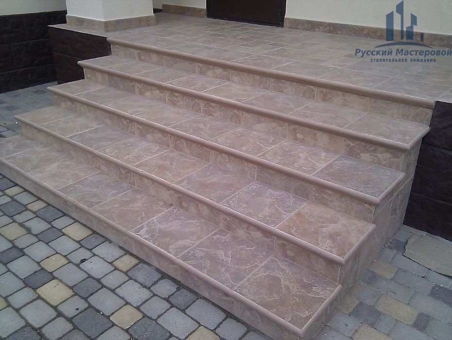 Укладка керамической плитки на ступени от строительной компании Русский Мастеровой