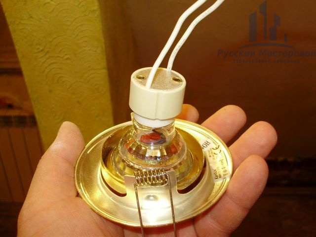 Монтаж встроенного светильника от строительной компании Русский Мастеровой