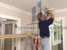 Оклеивание потолков простыми обоями от строительной компании Русский Мастеровой