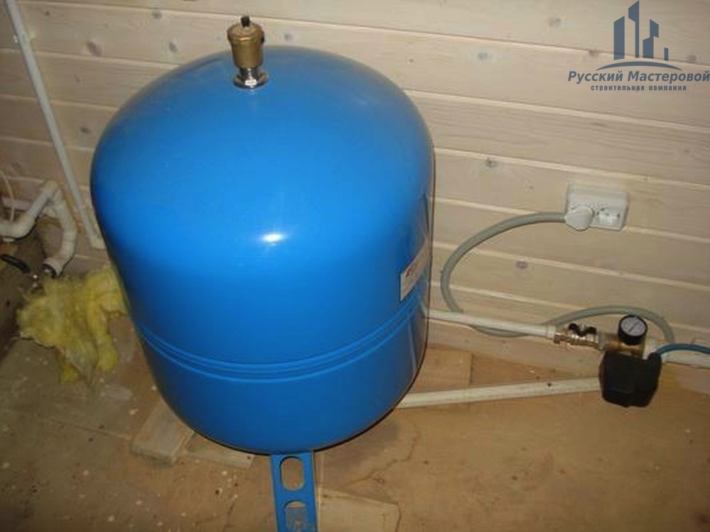 Монтаж гидроаккумулятора в системе водоснабжения от строительной компании Русский Мастеровой
